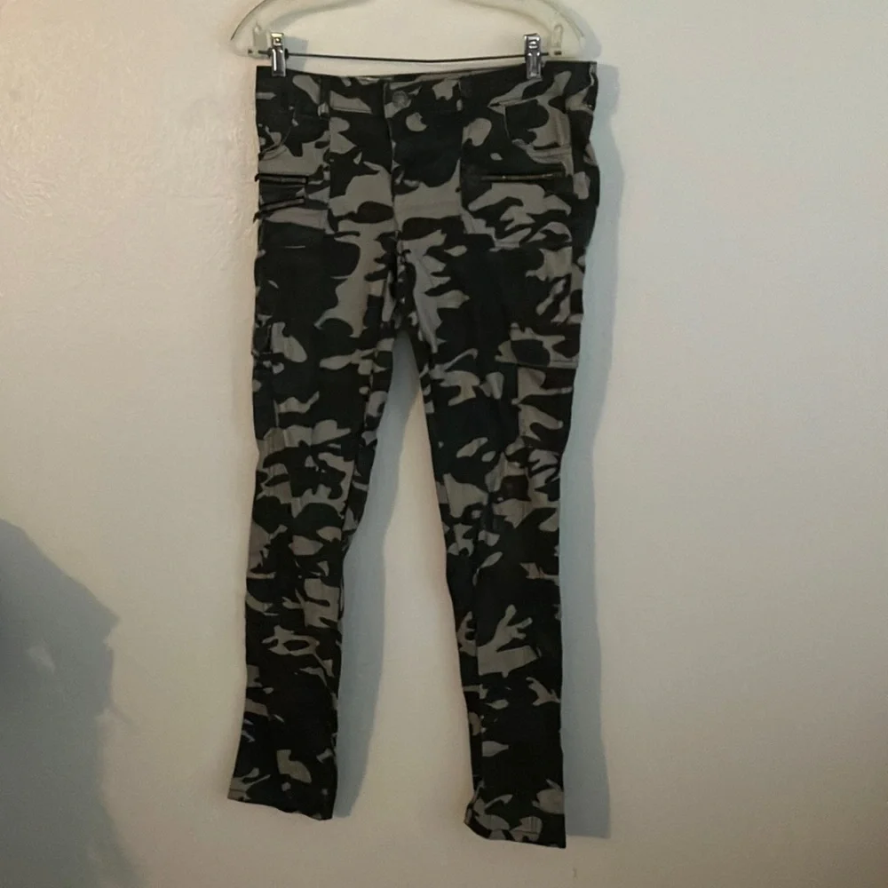 FINAL MARKDOWN No boundaries camo pants 9